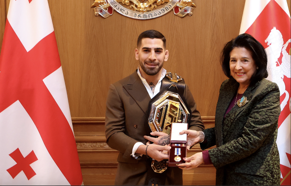 Президент Грузии наградила Орденом чести чемпиона UFC Илью Топурия Президент Грузии наградила Орденом чести чемпиона UFC Илью Топурия