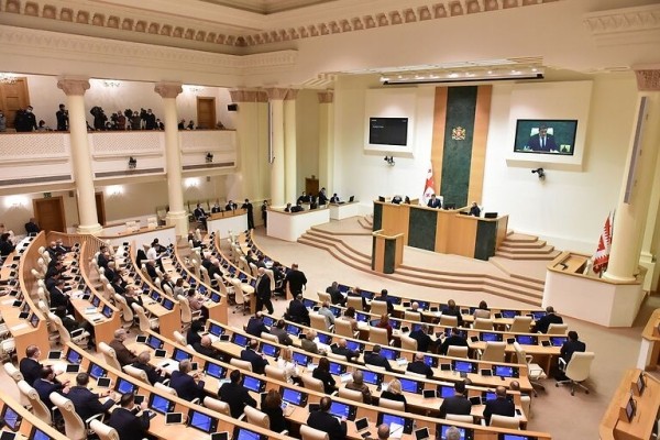 Парламент Грузии преодолел вето президента на поправки в Избирательный кодекс Парламент Грузии преодолел вето президента на поправки в Избирательный кодекс