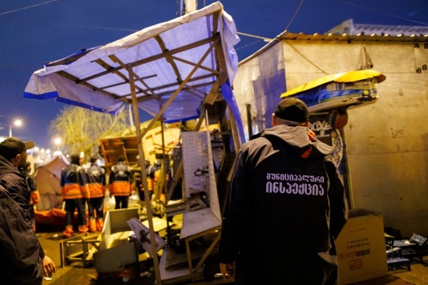 В Тбилиси снесли десятки прилавков на Вокзальной площади