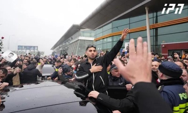 Полный людей Тбилисский международный аэропорт и прилегающая территория - Илья Топурия вернулся на родину (фото/видео) Полный людей Тбилисский международный аэропорт и прилегающая территория - Илья Топурия вернулся на родину (фото/видео)