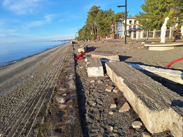 Успеют ли восстановить разбитую штормом набережную Кобулети к началу сезона?