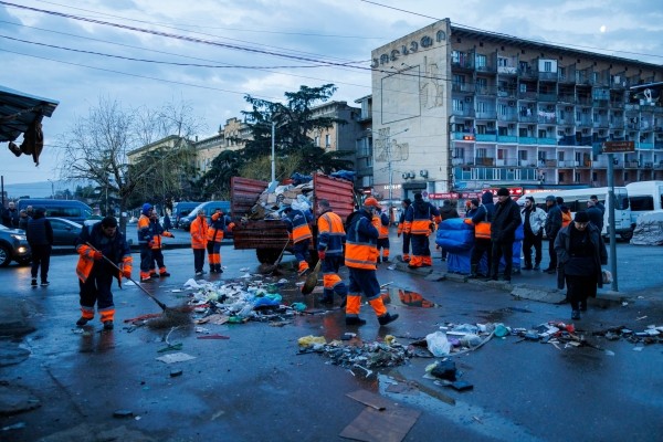В Тбилиси снесли десятки прилавков на Вокзальной площади
