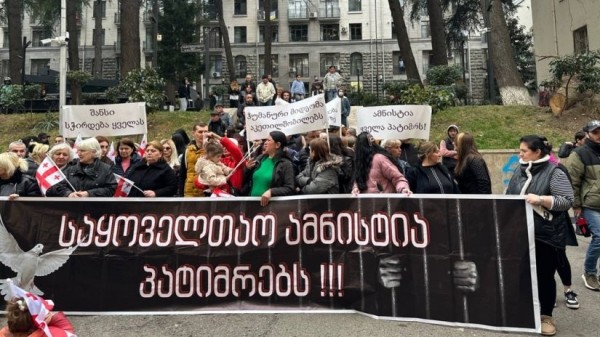 Родственники заключенных на митинге в Тбилиси потребовали провести всеобщую амнистию Родственники заключенных на митинге в Тбилиси потребовали провести всеобщую амнистию