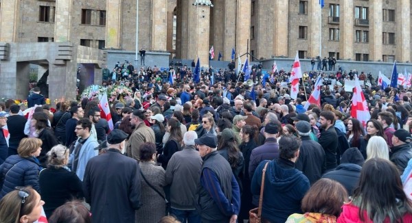 «Защитим победу 9 апреля вместе!» — в Тбилиси прошла акция против закона об «иноагентах»
