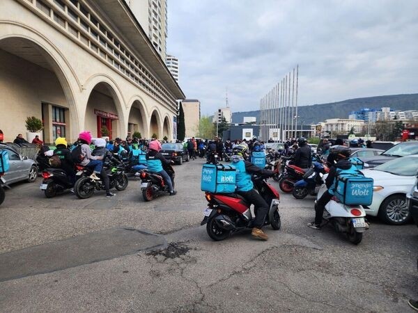 Курьеры служб доставки провели новую акцию протеста в Тбилиси – фото Курьеры служб доставки провели новую акцию протеста в Тбилиси – фото