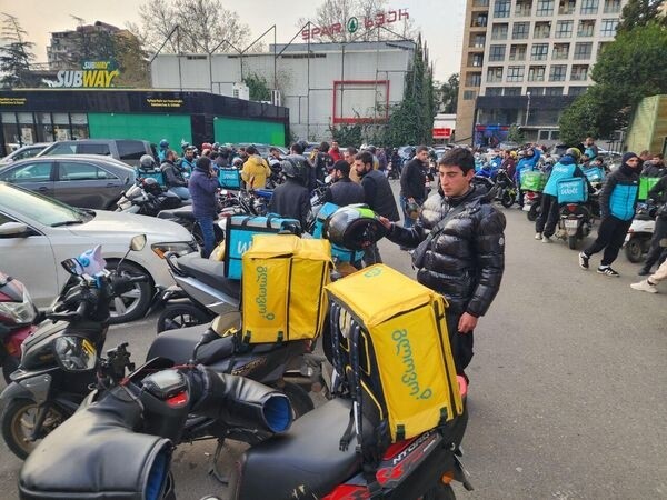 Курьеры служб доставки провели новую акцию протеста в Тбилиси – фото Курьеры служб доставки провели новую акцию протеста в Тбилиси – фото