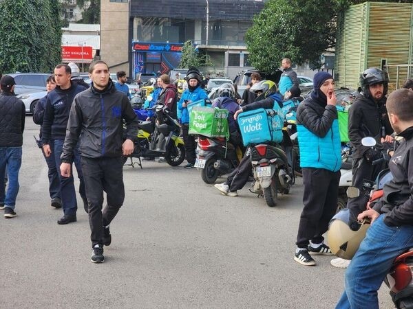 Курьеры служб доставки провели новую акцию протеста в Тбилиси – фото Курьеры служб доставки провели новую акцию протеста в Тбилиси – фото