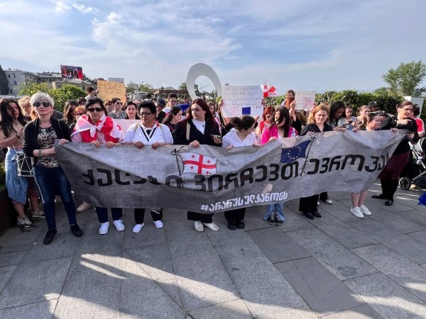 Сотни женщин вышли на акцию против закона об иноагентах в Тбилиси
