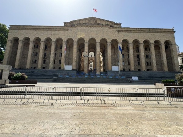 Власти Тбилиси закрыли площадь перед парламентом Грузии