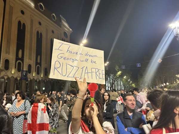 Студенты проводят очередное шествие в Тбилиси с требованием отзыва закона об иноагентах