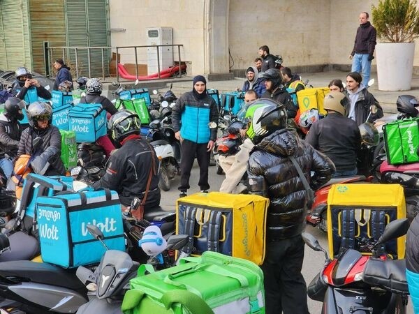 Курьеры служб доставки провели новую акцию протеста в Тбилиси – фото Курьеры служб доставки провели новую акцию протеста в Тбилиси – фото