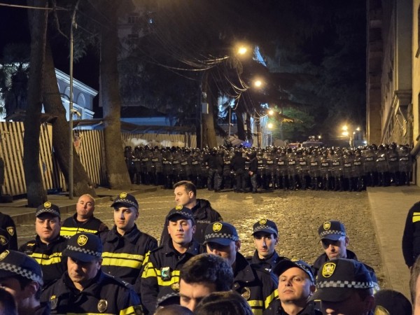 Полиция предупреждает протестующих перед парламентом, сообщается о первых задержаниях