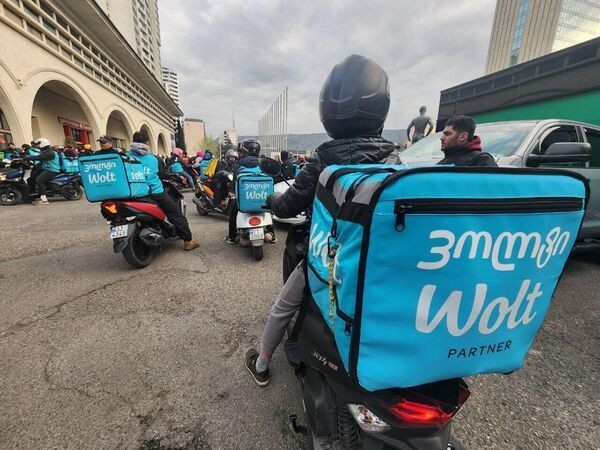 Курьеры служб доставки провели новую акцию протеста в Тбилиси – фото Курьеры служб доставки провели новую акцию протеста в Тбилиси – фото