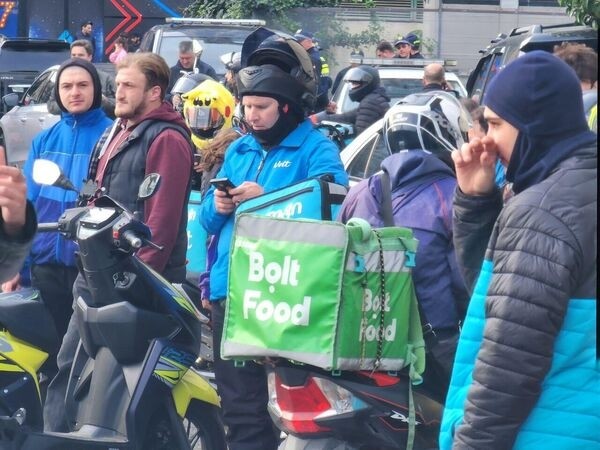 Курьеры служб доставки провели новую акцию протеста в Тбилиси – фото Курьеры служб доставки провели новую акцию протеста в Тбилиси – фото