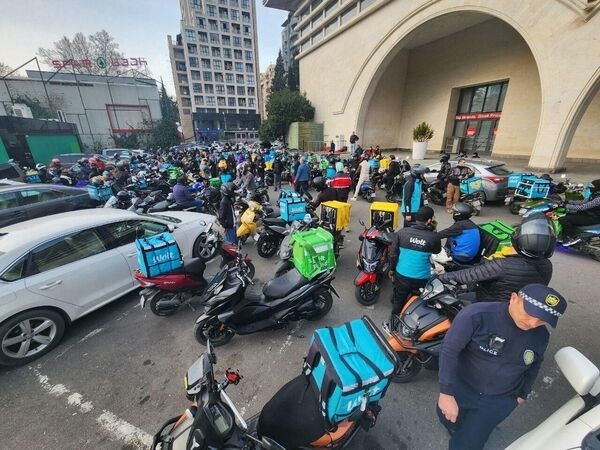Курьеры служб доставки провели новую акцию протеста в Тбилиси – фото Курьеры служб доставки провели новую акцию протеста в Тбилиси – фото