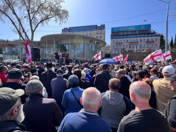 Сторонники «Альт-Инфо» перекрыли автомагистраль в Тбилиси, требуя допуска к выборам Сторонники «Альт-Инфо» перекрыли автомагистраль в Тбилиси, требуя допуска к выборам