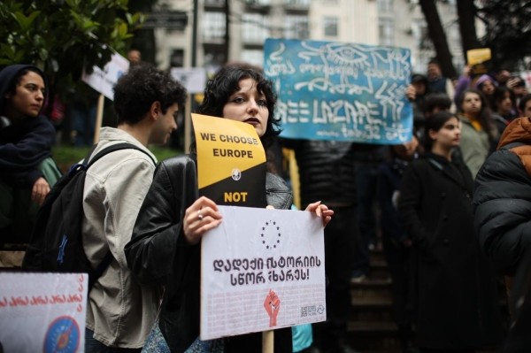 Акция против закона об «иноагентах» проходит у парламента Грузии Акция против закона об «иноагентах» проходит у парламента Грузии