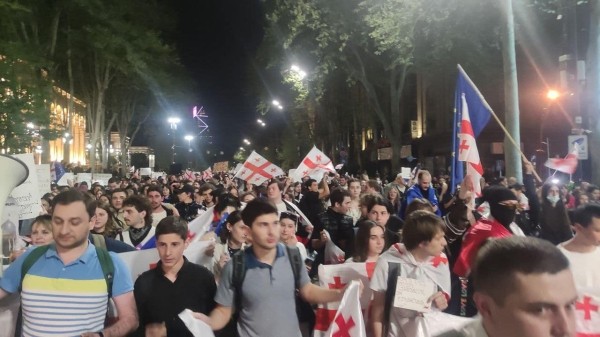 «Куда мы идем? В Европу!» – студенты проводят протестное шествие в Тбилиси «Куда мы идем? В Европу!» – студенты проводят протестное шествие в Тбилиси