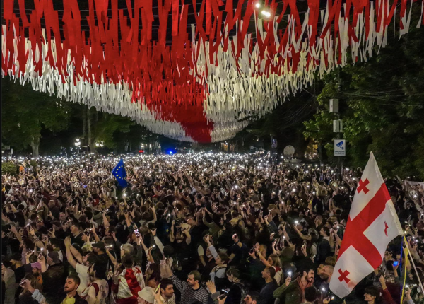 Протестующие против закона об иноагентах проводят шествие в Тбилиси Протестующие против закона об иноагентах проводят шествие в Тбилиси