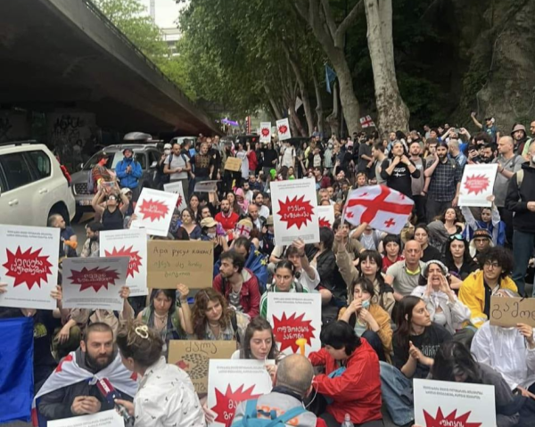 Полиция начала массовые задержания демонстрантов на площади Героев Полиция начала массовые задержания демонстрантов на площади Героев