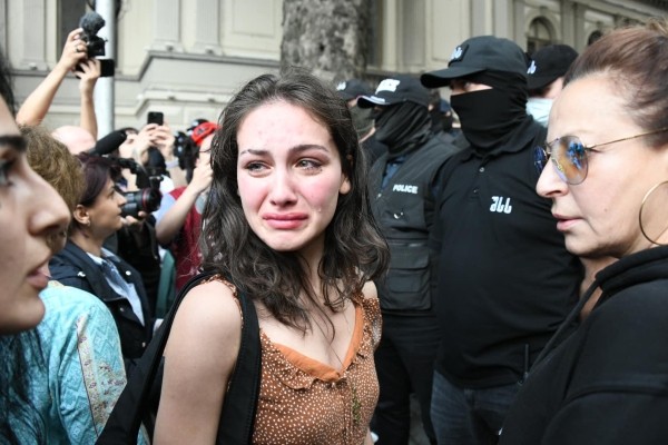 «Разочарование» - снимки фотографа Гоги Чанадири, сделанные после принятия закона: что происходило у парламента