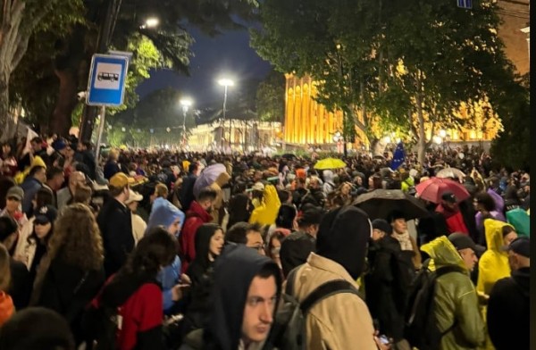 Проспект Руставели более суток перекрыт участниками протеста против закона об иноагентах