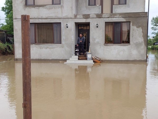 «Есть места, где люди остаются в домах и просят о помощи...» - Стихия в Марнеули: в результате сильного дождя затопило улицы и дома (фото)