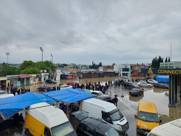 «Есть места, где люди остаются в домах и просят о помощи...» - Стихия в Марнеули: в результате сильного дождя затопило улицы и дома (фото)