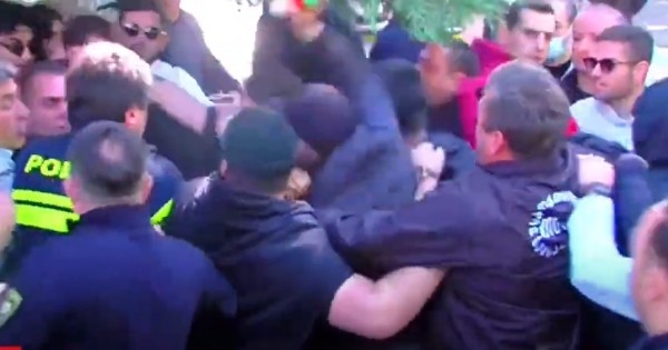 На студентов ТГУ напали сторонники премьера Грузии прямо у здания университета