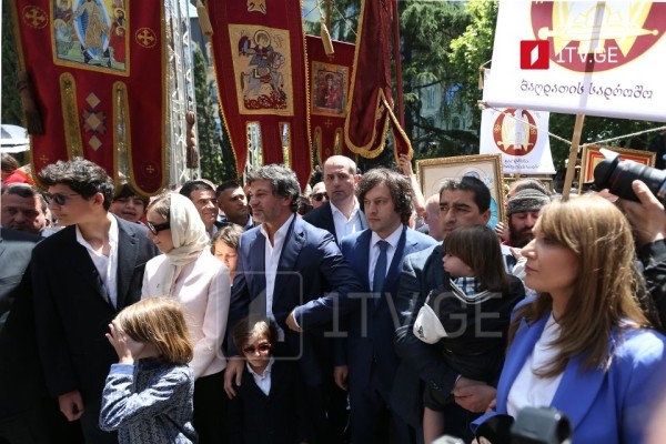 Дня святости семьи – лидеры «Грузинской мечты» присоединились к шествию с иконами в Тбилиси Дня святости семьи – лидеры «Грузинской мечты» присоединились к шествию с иконами в Тбилиси