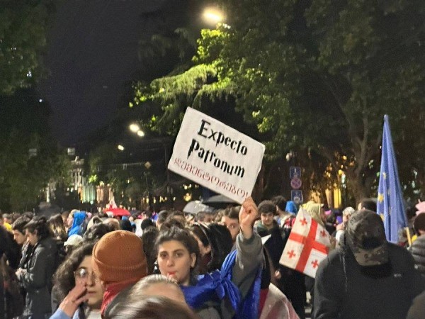 Студенты на акциях протеста в Грузии вспомнили про Гарри Поттера — а в «Мечте» заговорили о масонах Студенты на акциях протеста в Грузии вспомнили про Гарри Поттера — а в «Мечте» заговорили о масонах