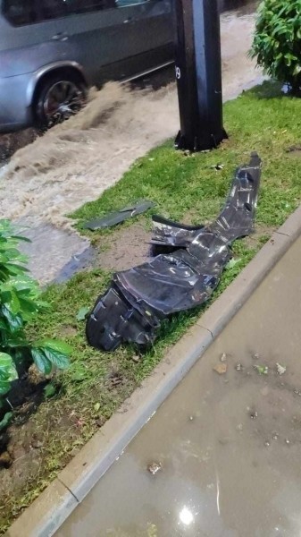 Мэрия Тбилиси объяснила наводнение на Церетели сбором листьев у дренажных решеток Мэрия Тбилиси объяснила наводнение на Церетели сбором листьев у дренажных решеток