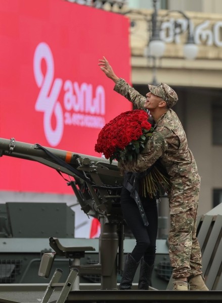 В День независимости военный в прямом эфире попросил руку своей девушки - кадры дня
