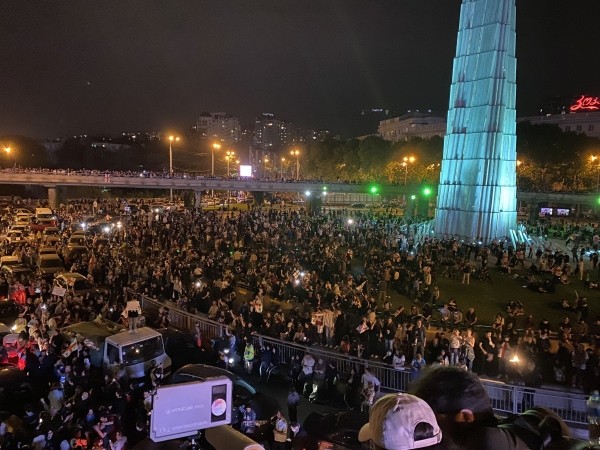 23 человека задержали на протестной акции на площади Героев в Тбилиси 23 человека задержали на протестной акции на площади Героев в Тбилиси