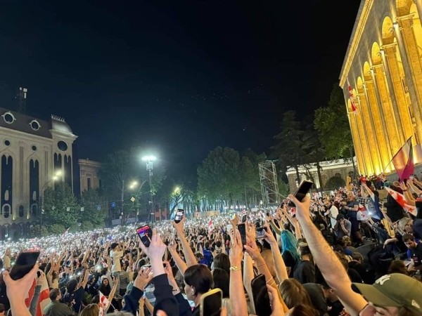 В МВД обвиняют протестующих против закона об иноагентах в нападении на парламент В МВД обвиняют протестующих против закона об иноагентах в нападении на парламент