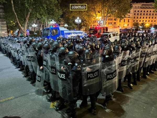 Спецназ прекратил разгон демонстрации в Тбилиси Спецназ прекратил разгон демонстрации в Тбилиси