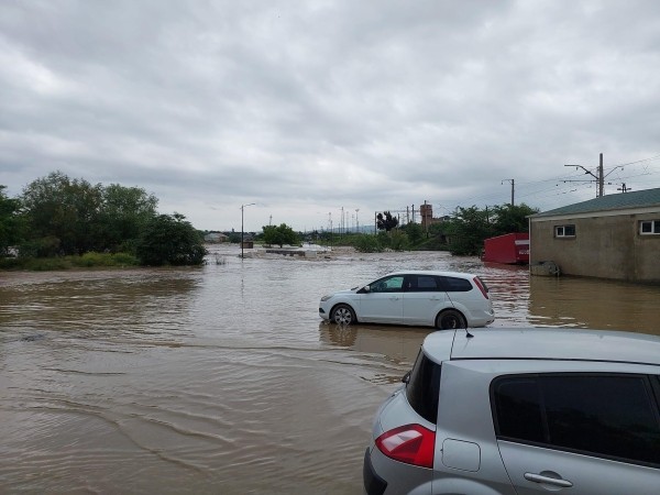 «Есть места, где люди остаются в домах и просят о помощи...» - Стихия в Марнеули: в результате сильного дождя затопило улицы и дома (фото)