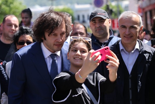 Премьер Грузии предложил дебаты молодежи, протестующей против закона об иноагентах Премьер Грузии предложил дебаты молодежи, протестующей против закона об иноагентах