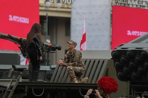 В День независимости военный в прямом эфире попросил руку своей девушки - кадры дня