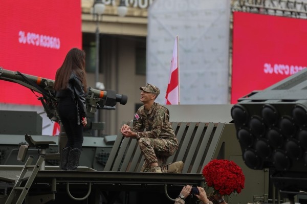 В День независимости военный в прямом эфире попросил руку своей девушки - кадры дня