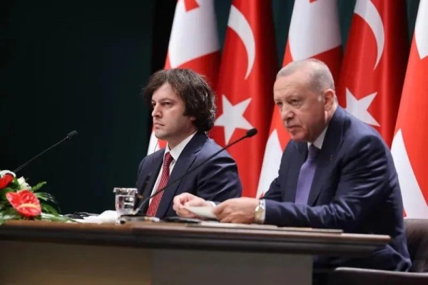 Премьер – Турция является торговым партнером номер один для Грузии, и мы обсудили с президентом Эрдоганом, как можно еще более углубить партнерство Премьер – Турция является торговым партнером номер один для Грузии, и мы обсудили с президентом Эрдоганом, как можно еще более углубить партнерство