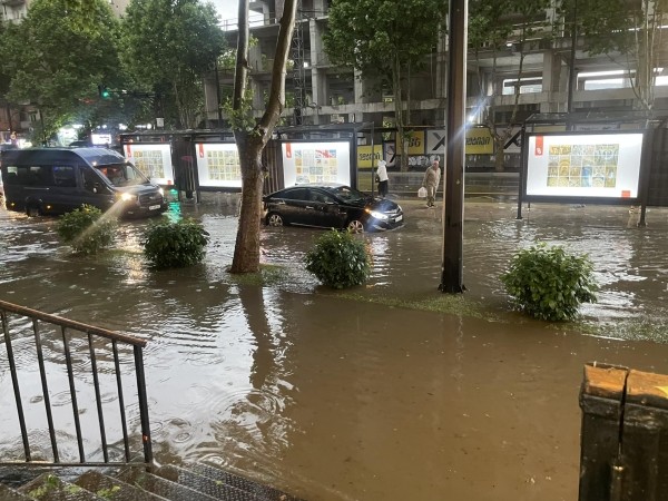 Мэрия Тбилиси объяснила наводнение на Церетели сбором листьев у дренажных решеток Мэрия Тбилиси объяснила наводнение на Церетели сбором листьев у дренажных решеток