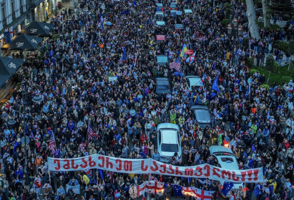 Тысячи человек присоединились к протестному маршу в Тбилиси