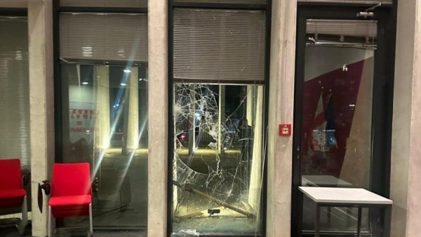 Десятки человек в масках напали на офис ЕНД в Тбилиси с камнями и копьями Десятки человек в масках напали на офис ЕНД в Тбилиси с камнями и копьями