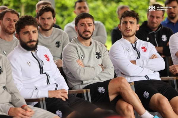 Ираклий Кобахидзе и Каха Каладзе встретились в Германии с игроками сборной Грузии по футболу (фото)