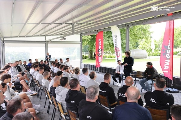 Ираклий Кобахидзе и Каха Каладзе встретились в Германии с игроками сборной Грузии по футболу (фото)