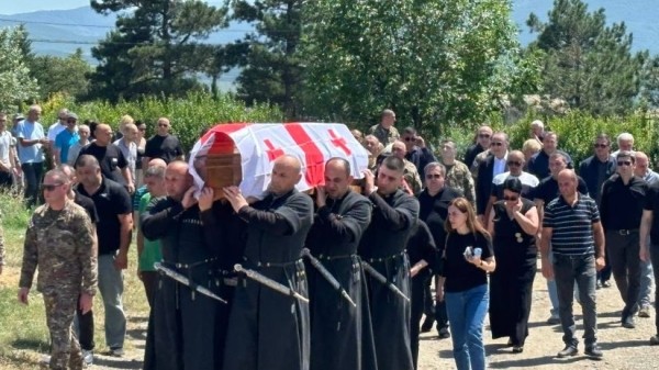 В Гори с воинскими почестями похоронили пилота, погибшего при крушении Су-25 на учениях В Гори с воинскими почестями похоронили пилота, погибшего при крушении Су-25 на учениях