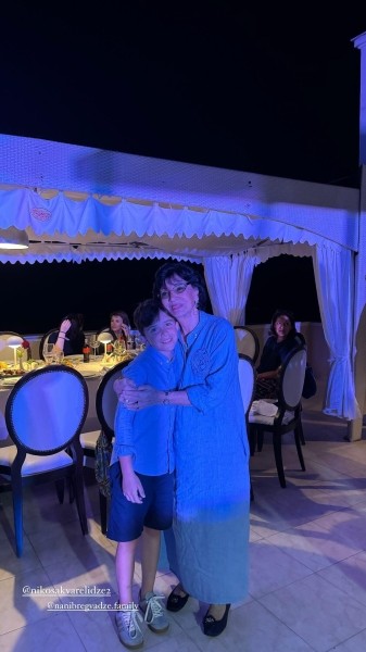 День рождения Нани Брегвадзе у моря - королева сцены в голубом платье и в окружении близких: певице исполнилось 88 лет (фото)