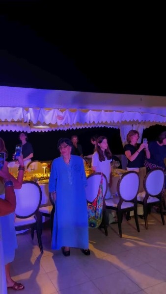 День рождения Нани Брегвадзе у моря - королева сцены в голубом платье и в окружении близких: певице исполнилось 88 лет (фото)