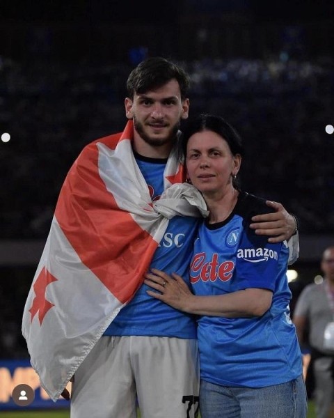 «И это сила Грузии: мать!» - грузинские футболисты с мамами: что пишет президент? «И это сила Грузии: мать!» - грузинские футболисты с мамами: что пишет президент?